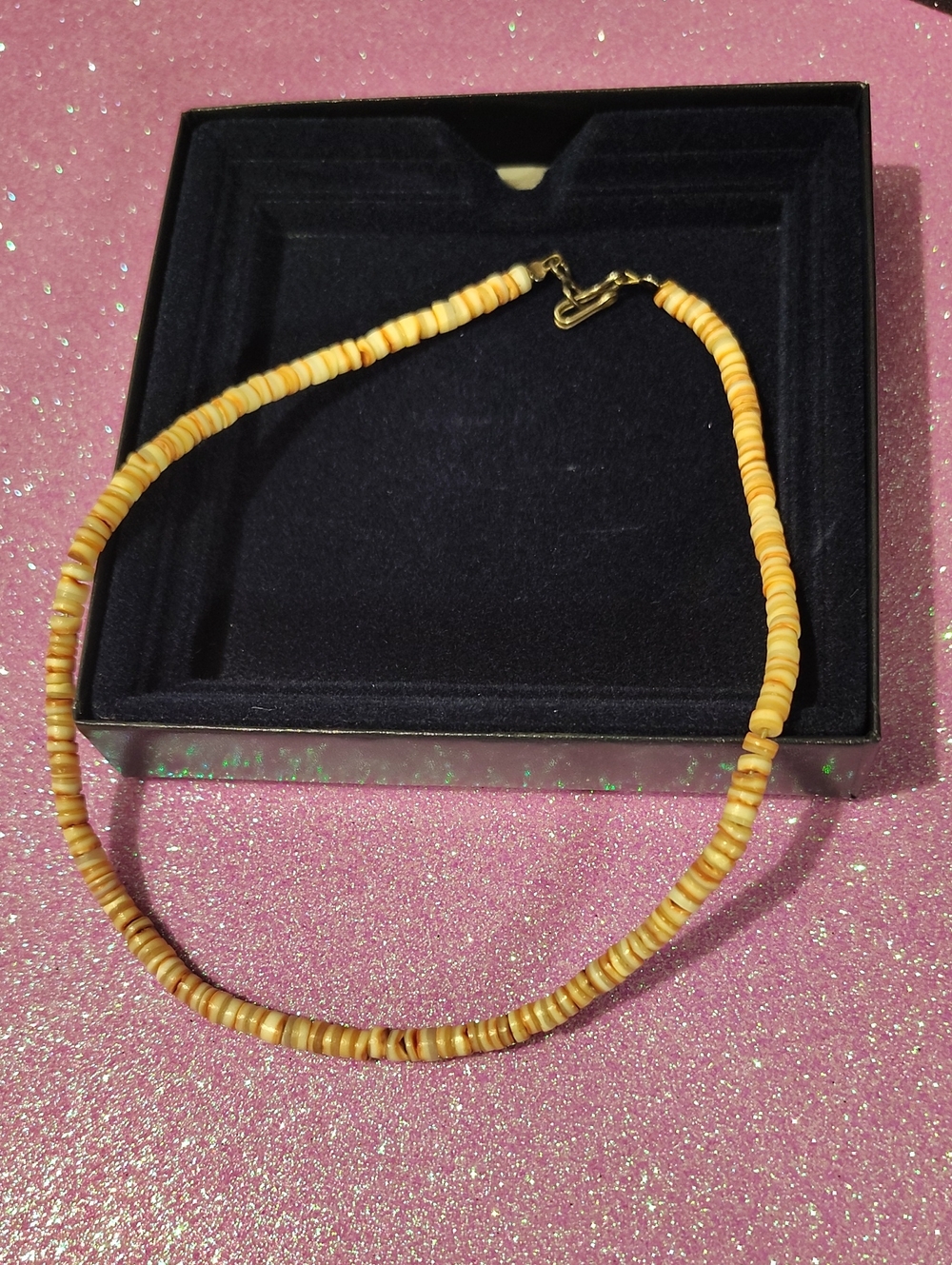 Vintage 1970s Natural Heishi Shell Choker Necklace